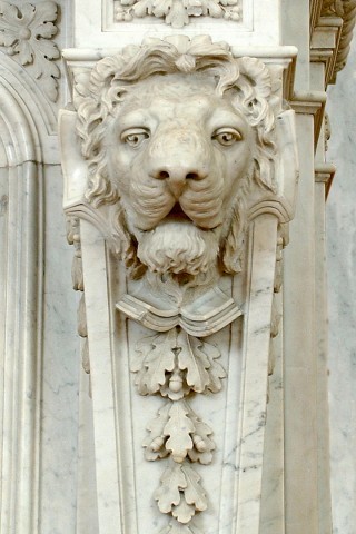 камин украшение голова льва