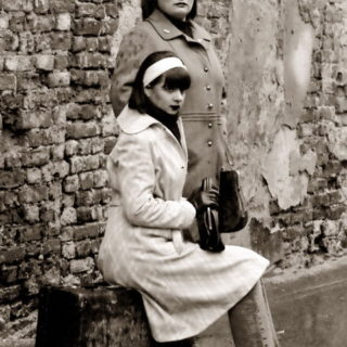 Важное задание. Проводы девушка на чемодане фотография