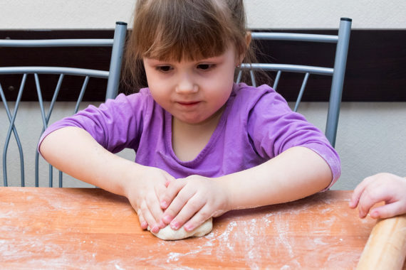 Дети лепят пельмени и вареники